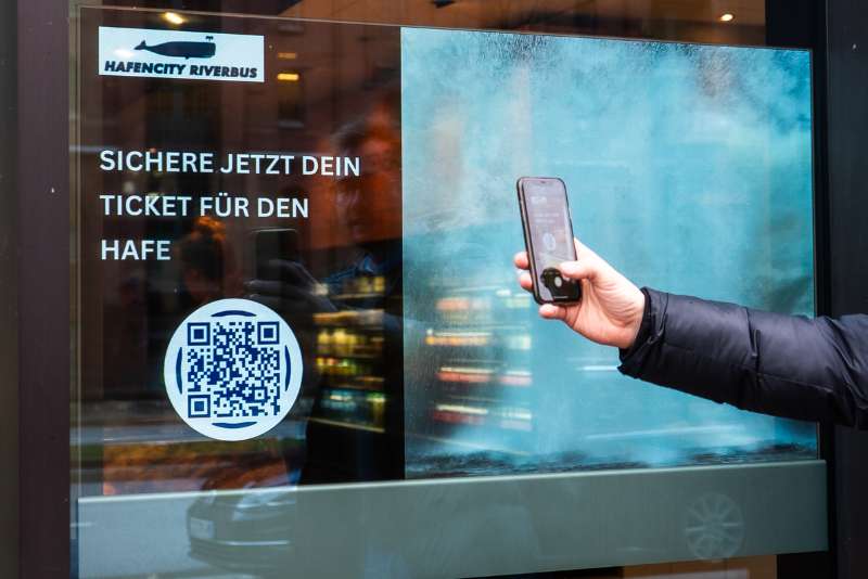 DOOH revolutioniert durch transparenten Hologramm-Screen. DOOH-ADS sorgt für digitale Außenwerbung.